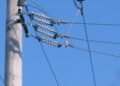 Un tânăr de 23 de ani a murit electrocutat după ce s-a urcat pe un stâlp pentru a schimba un cablu