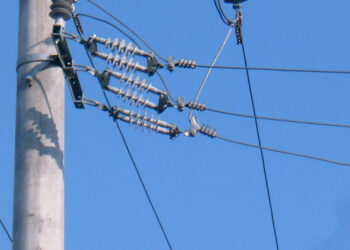 Un tânăr de 23 de ani a murit electrocutat după ce s-a urcat pe un stâlp pentru a schimba un cablu