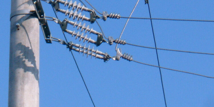 Un tânăr de 23 de ani a murit electrocutat după ce s-a urcat pe un stâlp pentru a schimba un cablu