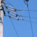 Un tânăr de 23 de ani a murit electrocutat după ce s-a urcat pe un stâlp pentru a schimba un cablu