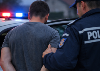 Băut și recalcitrant, a mers cu mașina la sediul Poliției și a sfârșit în arest