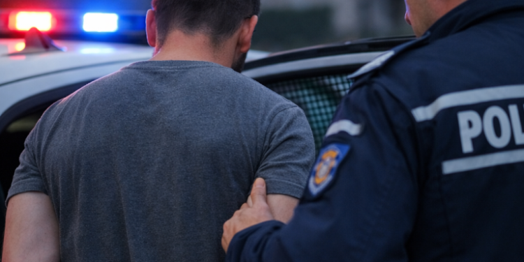 Băut și recalcitrant, a mers cu mașina la sediul Poliției și a sfârșit în arest