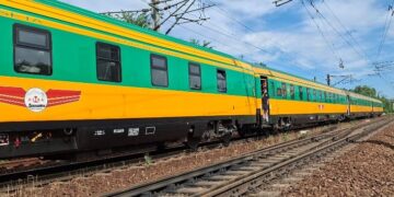 Copil de 8 ani, lovit mortal de tren, la doar câteva minute după ce a fost dat dispărut de tatăl său