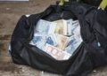 A găsit 7.000 de dolari într-o geantă uitată pe un vaporaș și i-a predat autorităților. După doi ani de procese, instanța i-a dat câștig de cauză