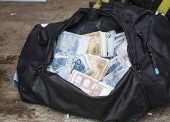 A găsit 7.000 de dolari într-o geantă uitată pe un vaporaș și i-a predat autorităților. După doi ani de procese, instanța i-a dat câștig de cauză