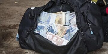 A găsit 7.000 de dolari într-o geantă uitată pe un vaporaș și i-a predat autorităților. După doi ani de procese, instanța i-a dat câștig de cauză