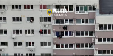 A amenințat că se sinucide, dar a fost salvată în ultima clipă de polițiști și trupele speciale