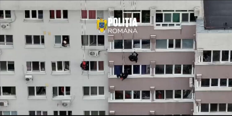 A amenințat că se sinucide, dar a fost salvată în ultima clipă de polițiști și trupele speciale