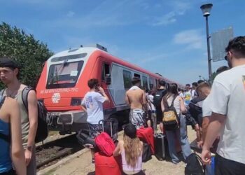 Trenurile spre Costinești, pline. „O saună pe roți”, spun călătorii