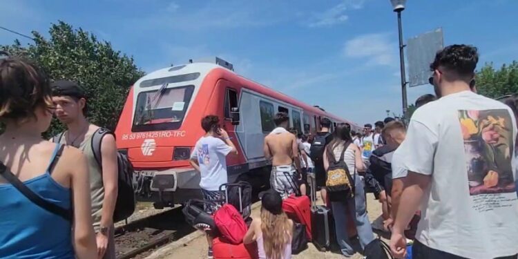 Trenurile spre Costinești, pline. „O saună pe roți”, spun călătorii