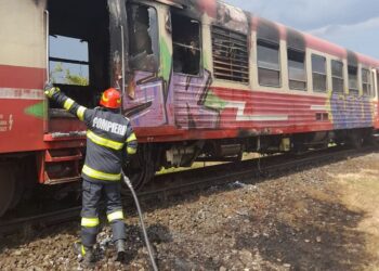 Incendiu la un automotor în Gara de Nord din Timișoara. Pompierii au intervenit de urgență