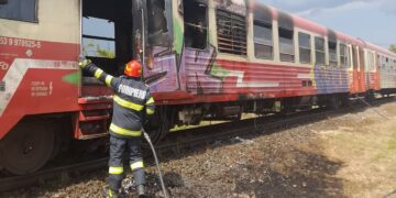 Incendiu la un automotor în Gara de Nord din Timișoara. Pompierii au intervenit de urgență