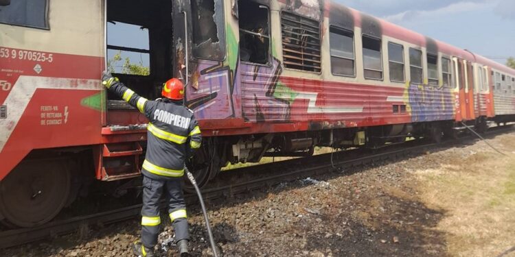 Incendiu la un automotor în Gara de Nord din Timișoara. Pompierii au intervenit de urgență