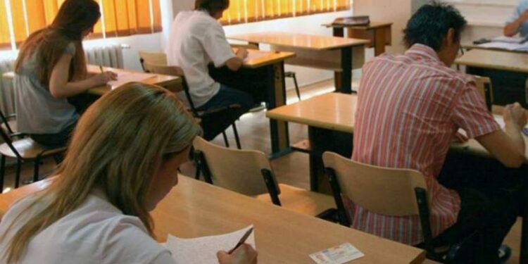 Peste 500 de candidați susțin marți proba scrisă a examenului de definitivare în învățământ, la Iași