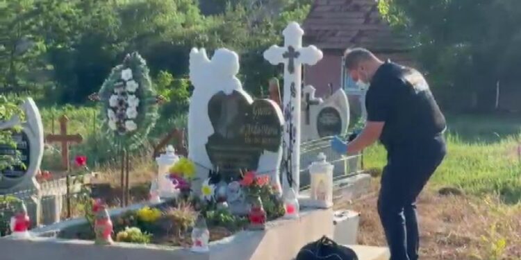 Anchetă în Mureș după ce la mormântul victimei lui Emil Gânj a fost găsit un lanț și o pereche de șosete bărbătești