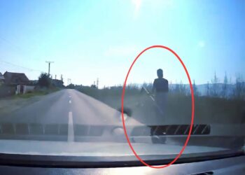 Copil surprins pe trotinetă electrică, cu o coasă în mână. Imaginile readuc în atenție pericolele din trafic
