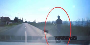 Copil surprins pe trotinetă electrică, cu o coasă în mână. Imaginile readuc în atenție pericolele din trafic