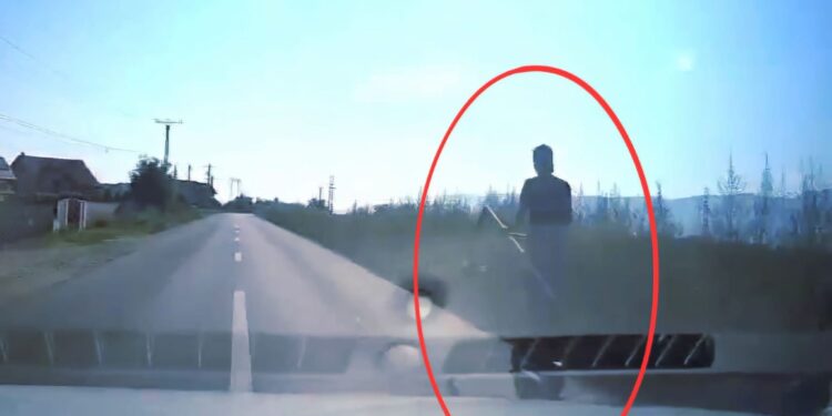 Copil surprins pe trotinetă electrică, cu o coasă în mână. Imaginile readuc în atenție pericolele din trafic