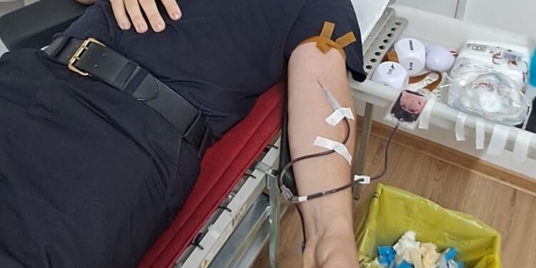 Pompierii și polițiștii din Pașcani, din nou în slujba comunității: au donat sânge pentru pacienții din spitale