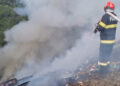 Incendiu de vegetație și deșeuri la marginea unei păduri din Iași. Pompierii intervin cu mai multe autospeciale