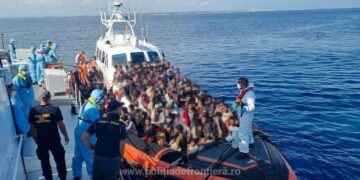 Traversare fără precedent pe Canalul Mânecii: circa 150 de migranți, într-o singură barcă