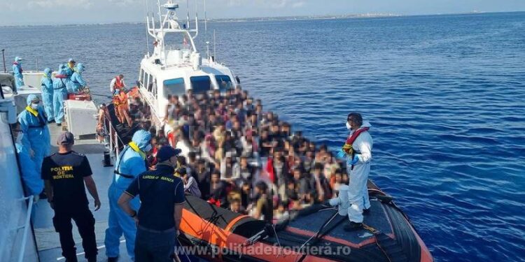 Traversare fără precedent pe Canalul Mânecii: circa 150 de migranți, într-o singură barcă
