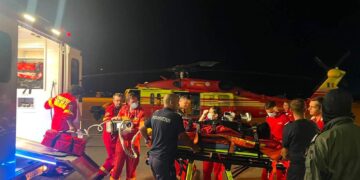 Misiune aeromedicală în premieră: o pacientă de 18 ani, transportată cu un elicopter Black Hawk către Floreasca