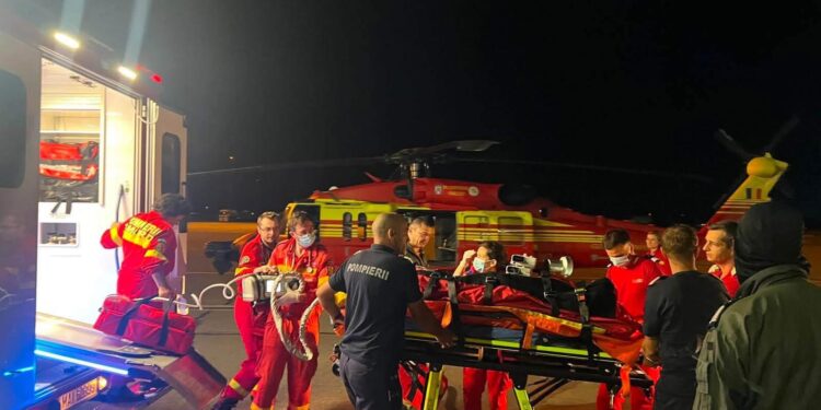 Misiune aeromedicală în premieră: o pacientă de 18 ani, transportată cu un elicopter Black Hawk către Floreasca
