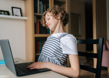 Studiu alarmant: 3 din 4 elevi spun că îi doare spatele, iar peste 90% au obiceiuri care le afectează postura