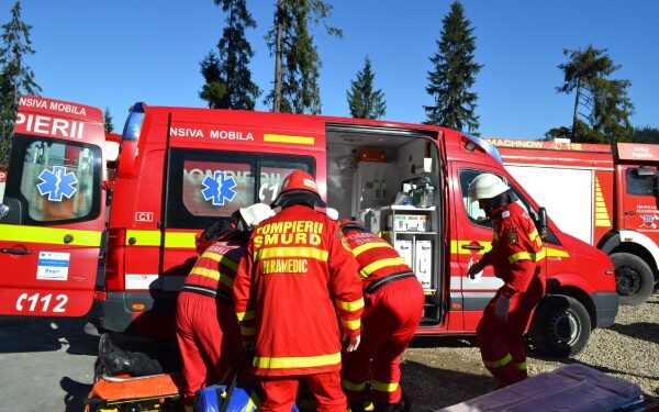 Planul Roșu de Intervenție, activat după un grav accident cu un microbuz în Câmpulung. O victimă este resuscitată