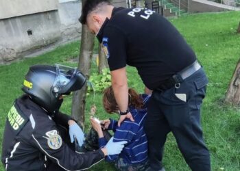 Canicula face victime. O femeie a leșinat pe stradă din cauza temperaturilor ridicate. A fost ajutată de polițiștii locali