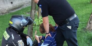 Canicula face victime. O femeie a leșinat pe stradă din cauza temperaturilor ridicate. A fost ajutată de polițiștii locali