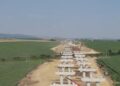 Peste 4.000 de muncitori lucrează simultan pe autostrada A7 Bacău – Pașcani. Pasajul de la Filipești începe să prindă contur