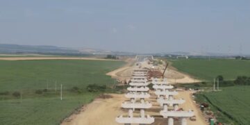 Peste 4.000 de muncitori lucrează simultan pe autostrada A7 Bacău – Pașcani. Pasajul de la Filipești începe să prindă contur