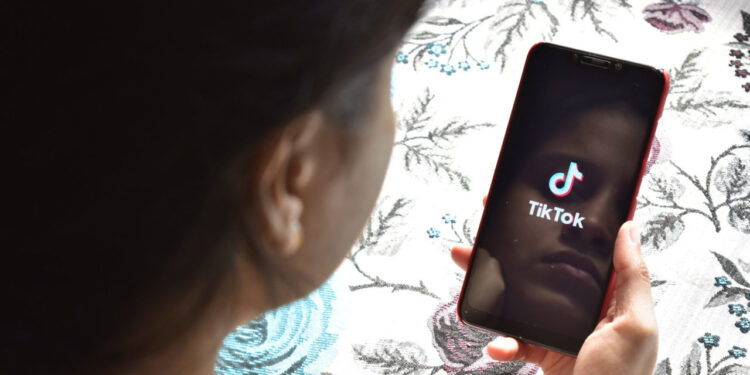 TikTok, în vizorul Comisiei Europene. Platforma este acuzată că nu protejează suficient conturile minorilor