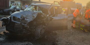 Suceava/Un tânăr de 24 de ani a murit, iar alți doi au fost răniți după impactul dintre un autoturism și un autocamion
