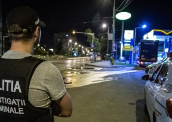 „Altercație” în Podu Roș care a degenerat rapid! Un bărbat a fost atacat de patru indivizi și lăsat fără telefon și bani