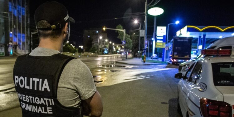 „Altercație” în Podu Roș care a degenerat rapid! Un bărbat a fost atacat de patru indivizi și lăsat fără telefon și bani