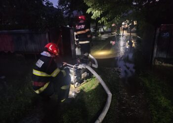 Pompierii intervin în comuna Cândești pentru evacuarea apei din gospodării și locuințe