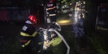 Pompierii intervin în comuna Cândești pentru evacuarea apei din gospodării și locuințe