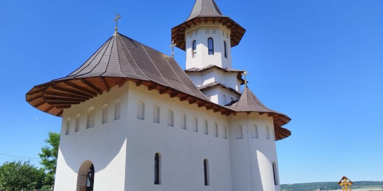 „Fă lumină în biserica din Rediu”. Campanie de donații pentru finalizarea instalației electrice a unui lăcaș de cult din Botoșani