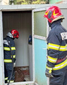 Trei persoane inconștiente într-un beci 