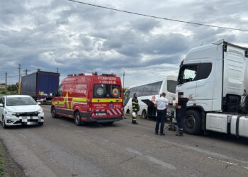 Accident cu trei vehicule în Neamț. Un microbuz, o autocisternă și un autotren s-au ciocnit în comuna Costișa