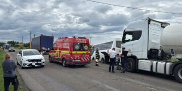 Accident cu trei vehicule în Neamț. Un microbuz, o autocisternă și un autotren s-au ciocnit în comuna Costișa
