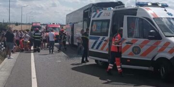Plan Rosu de Intervenție în Călărași. Autocar cu 60 de persoane, implicat într-un accident cu un TIR