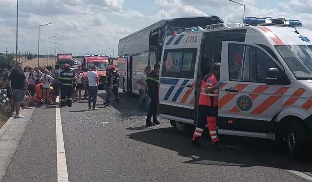 Plan Rosu de Intervenție în Călărași. Autocar cu 60 de persoane, implicat într-un accident cu un TIR