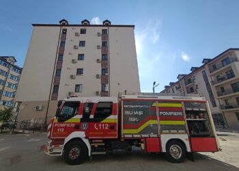 Iași | Incendiu cu degajări masive de fum într-un bloc din Valea Lupului. 15 persoane au fost evacuate