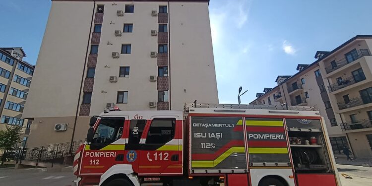 Iași | Incendiu cu degajări masive de fum într-un bloc din Valea Lupului. 15 persoane au fost evacuate