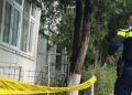 Alertă în cartierul Mușatini! Un bărbat a amenințat că se aruncă de la etaj, salvat în ultima clipă de Politisti