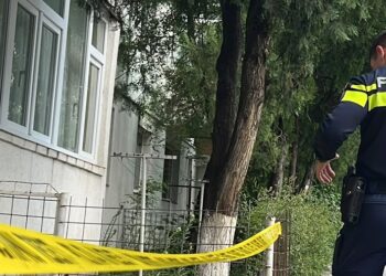 Alertă în cartierul Alexandru cel Bun! Un bărbat a amenințat că se aruncă de la etaj, salvat în ultima clipă de Politisti